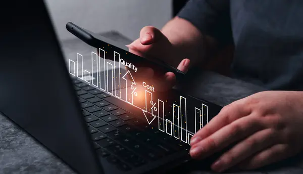 İş kadını kalite kontrol için dizüstü bilgisayar kullanır. İş projesi yönetim stratejisi. Kontrol bütçesi maliyeti ve ürün ve hizmet kalitesinin iyileştirilmesi.