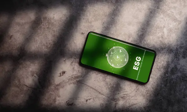 Dünyanın sürdürülebilir Çevre Toplumu ve Yönetimi için ESG ikonu yeşil dünya konseptini içeren akıllı telefon masanın üzerinde. Yeşil iş, doğal çevre. Gezegeni Kaydet.