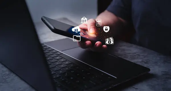 Kadın akıllı telefondaki güvenlik veri koruması için parmak izi taraması kullanıyor. Yeni teknoloji büyük veriler ve iş süreci stratejisi. İşlemi otomatik hale getir.