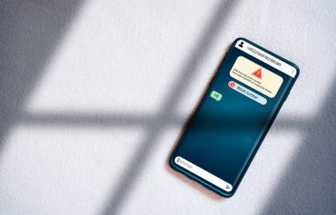 Kadın, şüpheli numara dolandırıcılığından bir mesaj alıyor. İstenmeyen isimsiz arama. Dolandırıcılık ve telefon dolandırıcılığı konsepti. Yabancıdan mesaj.