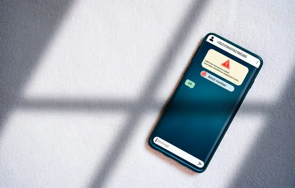 Kadın, şüpheli numara dolandırıcılığından bir mesaj alıyor. İstenmeyen isimsiz arama. Dolandırıcılık ve telefon dolandırıcılığı konsepti. Yabancıdan mesaj.