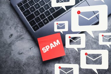 Yeni e-posta bildirim hologramı yapışkan notla spam kelimesiyle. İş e-posta iletişimi ve dijital pazarlama. Elektronik mesaj uyarısı.