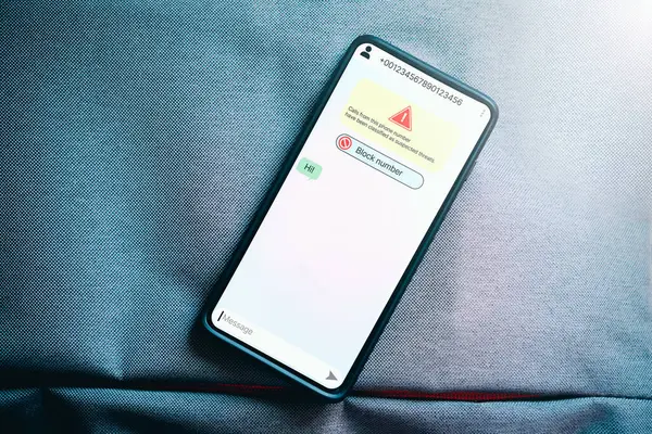 Smartphone şüpheli numara dolandırıcılığından mesaj alıyor. İstenmeyen isimsiz arama. Dolandırıcılık ve sahte telefon konsepti. Yabancıdan mesaj.