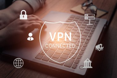 VR ekranında VPN simgesi olan bir kadın el bilgisayarı kullanıyor. VPN Sanal Özel Ağ Protokolü. VPN kavramı.