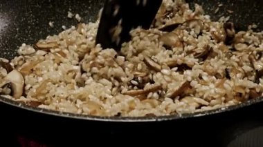 Lezzetli mantarlı risotto pişirin..