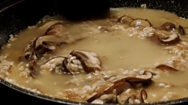 Lezzetli mantarlı risotto pişirin..