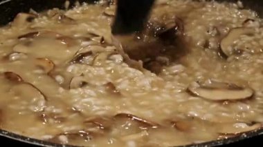 Lezzetli mantarlı risotto pişirin..