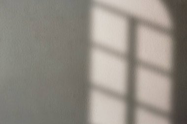 Beton duvardaki siyah gölgeler. Gölge örtüsü etkisi. Doğal ışıklandırma sahnesi. Tasarım için boş arkaplan. Fikirler için arka plan.