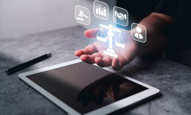 Adalet ve hukuk kavramı. Hukuk yenilik ağının holografik arayüzünü elinde tutan avukat iş kadını dijital tablet kullanırken.