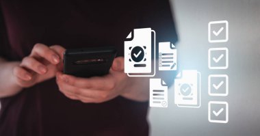 İş kadını çevrimiçi değerlendirmeler ve istihdam formları için akıllı telefon kullanır. Personel seçimi konsepti. İnsan kaynakları yönetim sistemi. Anket istatistikleri.