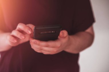 İnternette mesaj atmak için boş alanda sörf yapan bir kadın. Akıllı telefondan mesaj yazan genç bir bayan. Videoyu izle ya da telefonda canlı yayın yap.