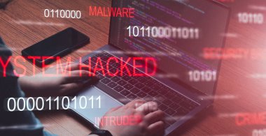 Bir sistemin holografik arayüz uyarısı. Dizüstü bilgisayardaki siber saldırıdan sonra alarm verildi. İnternet virüsü. Siber suç kavramı. Bilgisayar korsanları bilgi çalıyor.