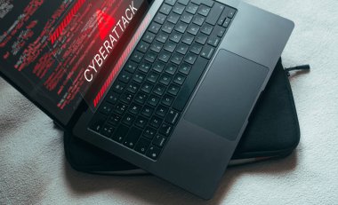 Bilgisayarda sisteme sızılmış uyarı alarmı. Siber saldırı alarmı. Virüs, casus yazılım, kötü amaçlı yazılım. Uygunsuz bilgi interneti.