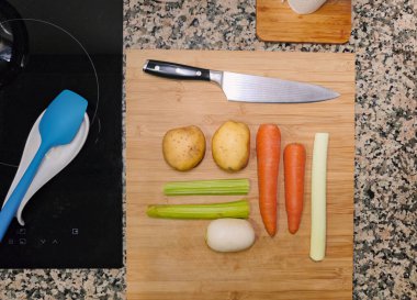 Şeflerin ellerinin sebzeleri hazırlayıp doğradığı en iyi manzara. Mutfak manzarası. İçinde malzemeler olan yemek tarifi. Ev yapımı tabak..