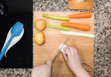Şeflerin ellerinin sebzeleri hazırlayıp doğradığı en iyi manzara. Mutfak manzarası. İçinde malzemeler olan yemek tarifi. Ev yapımı tabak..