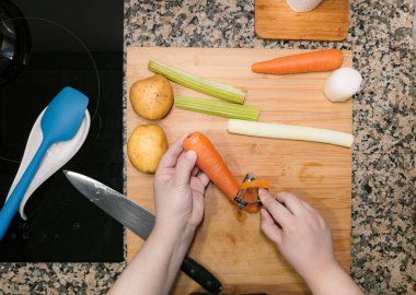Şeflerin ellerinin sebzeleri hazırlayıp doğradığı en iyi manzara. Mutfak manzarası. İçinde malzemeler olan yemek tarifi. Ev yapımı tabak..