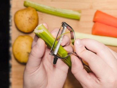 Şeflerin ellerinin sebzeleri hazırlayıp doğradığı en iyi manzara. Mutfak manzarası. İçinde malzemeler olan yemek tarifi. Ev yapımı tabak..