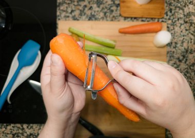 Şeflerin ellerinin sebzeleri hazırlayıp doğradığı en iyi manzara. Mutfak manzarası. İçinde malzemeler olan yemek tarifi. Ev yapımı tabak..