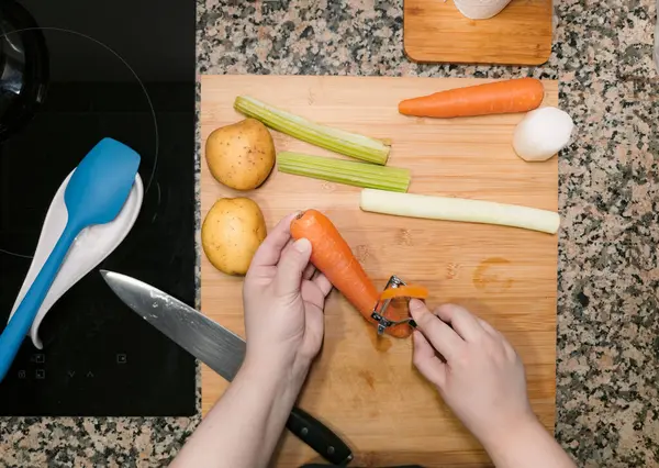Şeflerin ellerinin sebzeleri hazırlayıp doğradığı en iyi manzara. Mutfak manzarası. İçinde malzemeler olan yemek tarifi. Ev yapımı tabak..