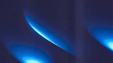 Grunge soyut arka plan. Hasarlı yüzey. Koyu renkli çizik dokusunda mavi bir arıza var..