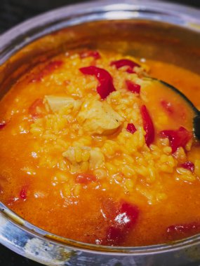 Tipik İspanyol paella 'sı. Çorba, tavuk ve sebzeli pilav..