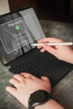 İnternetten ödeme yapan dijital tablet kullanan bir kadın. Banka ödemesi konsepti. 