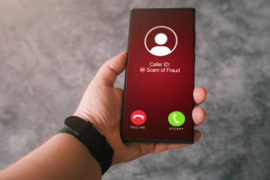 İstenmeyen bir arama yapılırken telefonu elinde tutan kadın. Konserve jambon, dolandırıcılık ve dolandırıcılık. Güvenlik teknolojisi.