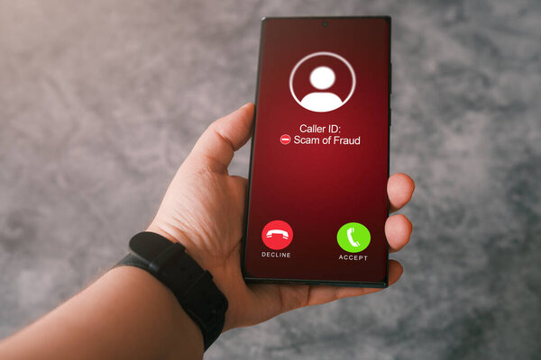 Женщина держит телефон, получая нежелательный звонок. Концепция спама, мошенничества, фишинга и мошенничества. Технологии безопасности.