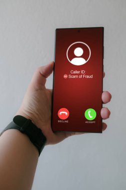 Kadın şüpheli numara dolandırıcılığından istenmeyen bir çağrı alıyor. İstenmeyen isimsiz arama. Dolandırıcılık ve sahte telefon konsepti. Yabancıdan mesaj.