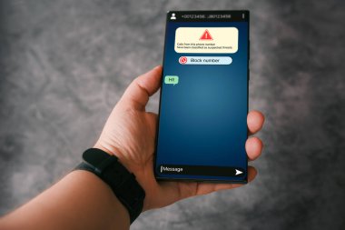 Dolandırıcılık konsepti. Kadın telefonla şüpheli bir mesaj alıyor. Dolandırıcılık ve sahte telefon konsepti. Yabancıdan mesaj.