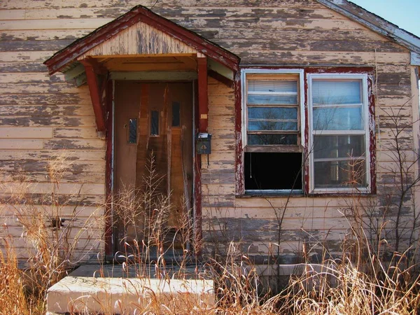 2010年1月に撮影されたピチャーの晴れた日にオープンウィンドウで放棄された家 高品質の写真 — ストック写真
