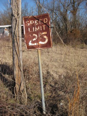 Oklahoma 'da terk edilmiş Picher kasabasında Rusty Old Hız Sınırı tabelası. Yüksek kalite fotoğraf
