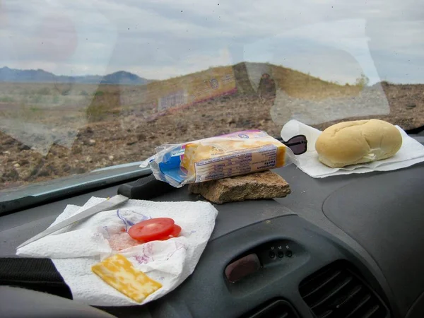 Dashboard Smörgåsar Göra Lunch Medan Road Äventyr Blythe Kalifornien — Stockfoto