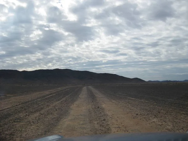 Empty Gravel Dirt Road Nublado Sky Driver Perspectiva Foto Alta — Fotografia de Stock