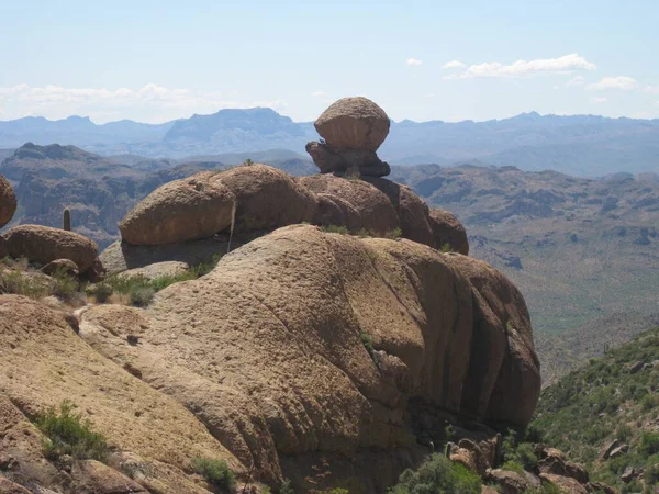Ερωτηθείς Σχηματισμοί Βράχων Κατά Μήκος Peralta Trail Στην Αριζόνα Βουνά — Φωτογραφία Αρχείου
