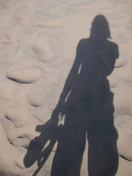 Shadow Woman Sand Segurando Sandálias Mão Foto Alta Qualidade — Fotografia de Stock