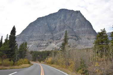 Buzul Ulusal Parkı 'nda Katmanlı Dağ Yolu. Yüksek kalite fotoğraf