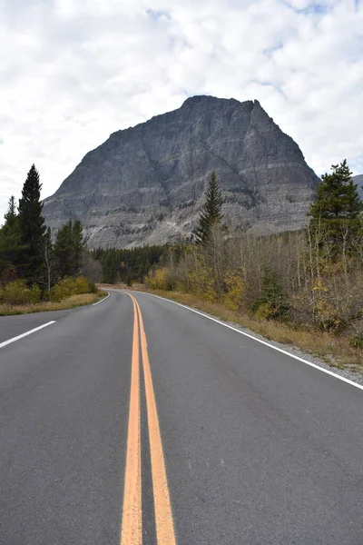 Orientação Retrato Estrada Para Montanha Com Camadas Perto Parque Nacional — Fotografia de Stock
