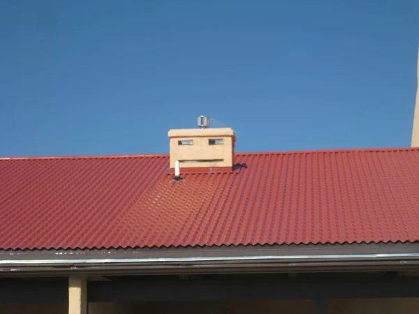 屋根の上に顔を持っているように見える建物 高品質の写真 — ストック写真