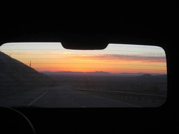 Road Trip Zachód Słońca Przez Tylne Okno Samochodu Wysokiej Jakości — Zdjęcie stockowe