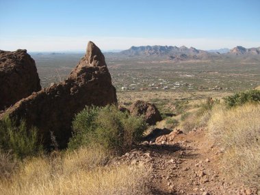 Arizona 'daki Kayıp Hollandalı Eyalet Parkı' nda Phoenix vadisine bakan Siphon Çizim Yolu. Yüksek kalite fotoğraf