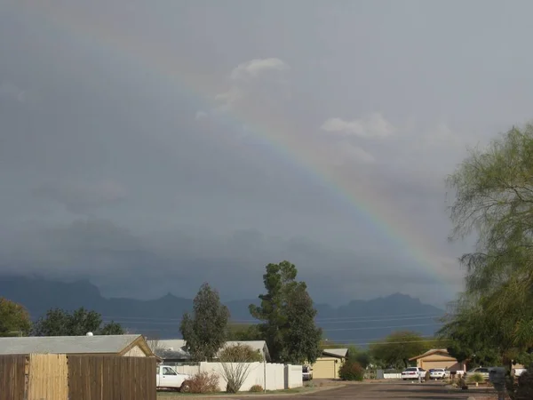 Bulutlu Gökteki Gökkuşağı Arizona Daki Batıl Inanç Dağları Nın Üzerinde — Stok fotoğraf