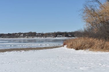 Minnesota 'daki Karlı Kış Sahil şeridinden Göl Manzarası' na. Minneapolis yakınlarındaki Carver County 'deki Minnewashta Gölü Bölge Parkı' nda çekilmiş. Yüksek kalite fotoğraf