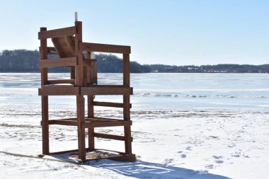 Minnesota sahilinde boş cankurtaran sandalyesi soğuk kış günü. Yüksek kalite fotoğraf