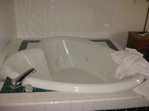 Heart Shaped Hot Tub Στο Δωμάτιο Του Ξενοδοχείου Υψηλής Ποιότητας — Φωτογραφία Αρχείου