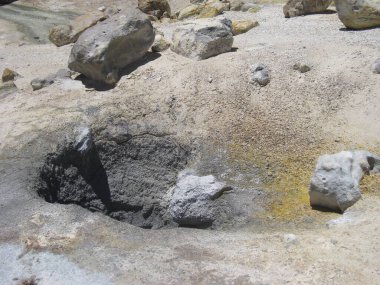 Lassen Volkanik Ulusal Parkı 'ndaki Hole Hydrothermal Feature. Yüksek kalite fotoğraf