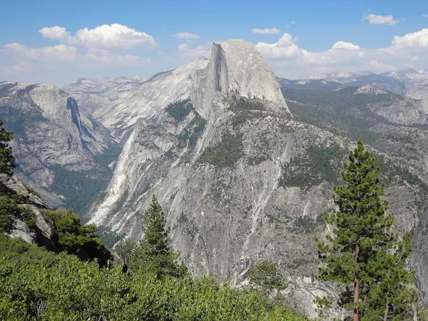 Half Dome 'un güzel manzarası, Yosemite Ulusal Parkı, California. Yüksek kalite fotoğraf