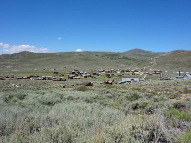 Bodie Hayalet Kasabası, Yakındaki Hillside 'daki binalara bakıyor. Yüksek kalite fotoğraf