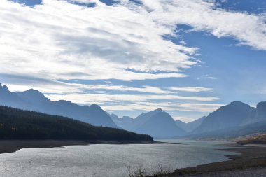 Montana 'daki Buzul Ulusal Parkı yakınlarındaki Nehir ve Dağlar. Yüksek kalite fotoğraf