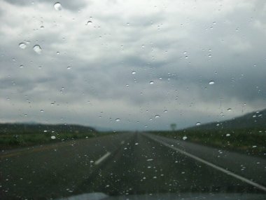 Otobanda araba sürerken arabanın camına yağmur yağdı. Yüksek kalite fotoğraf